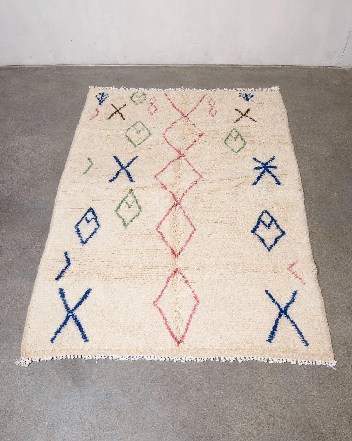 Modern designer handcrafted Berber rug from Morocco. Azilal rug with beautiful colours and patterns. Made of sheep’s wool and colourful cotton.